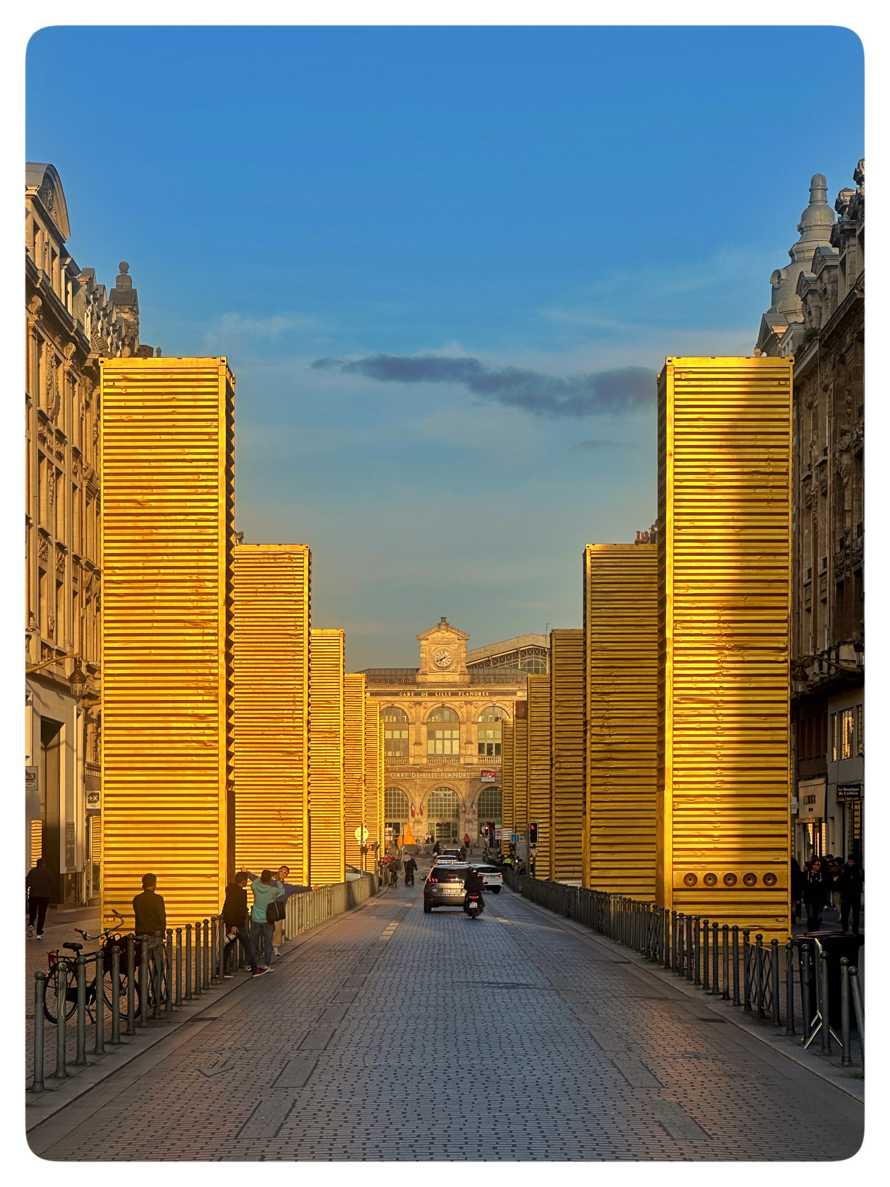 Les monolithes dorés, installation sur la "rambla" de Lille