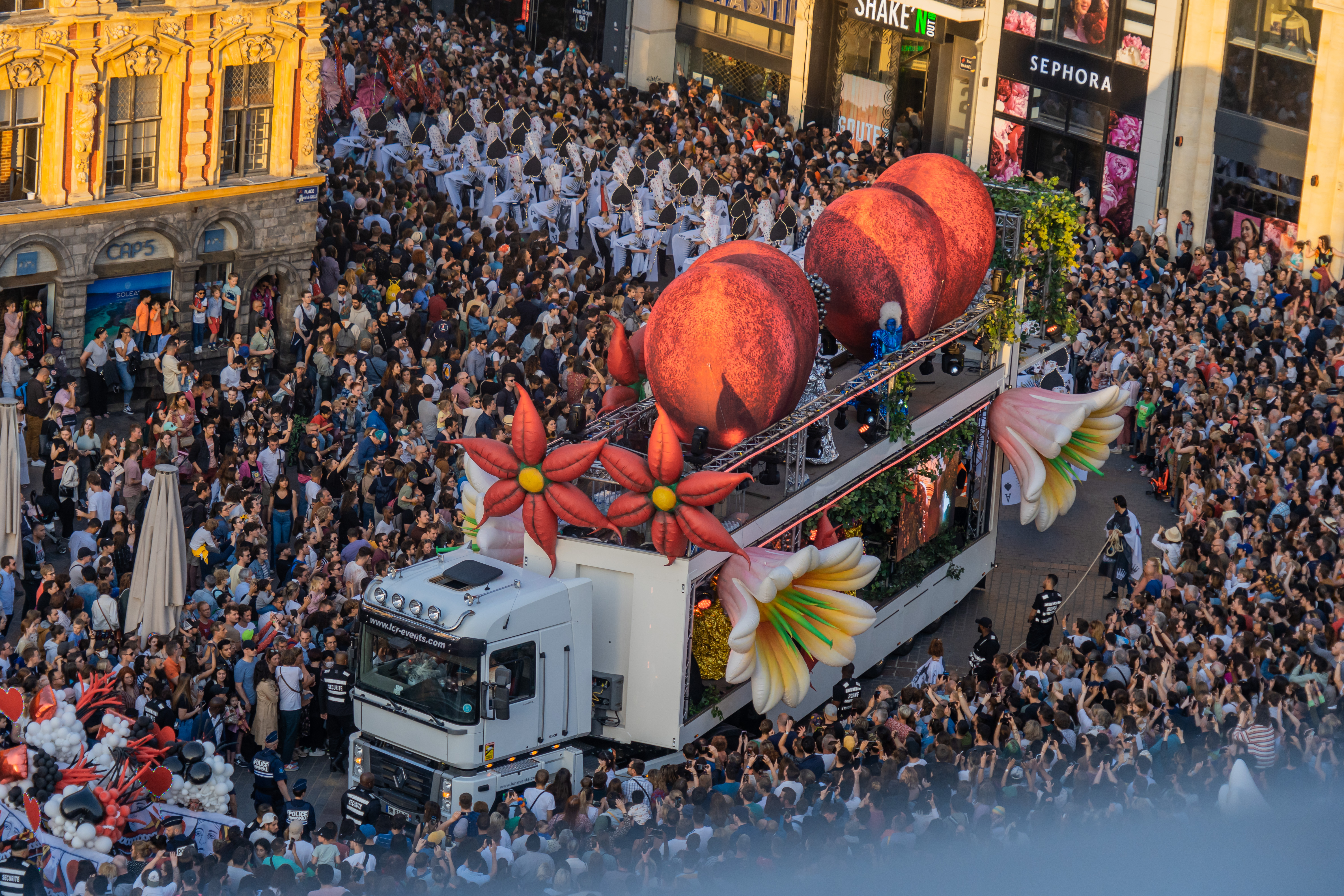 Foule à la parade d'ouverture de lille3000 Utopia en 2022