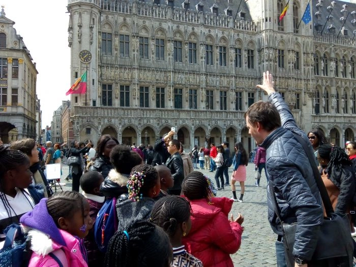 Un guide de Septentrion Tours accompagne un groupe d'enfants lors d'une visite de Bruxelles.